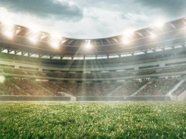 Ein belichtetes Stadion.