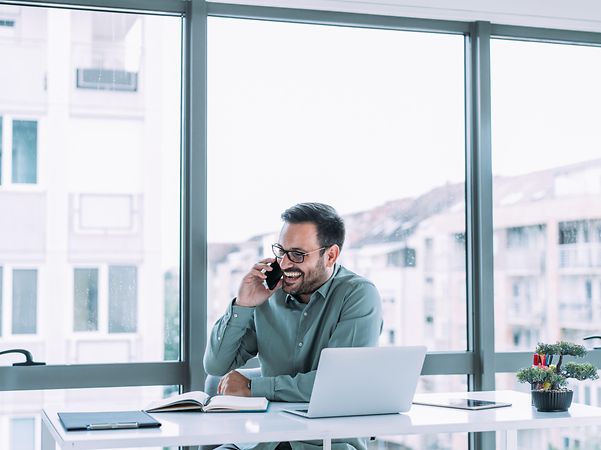 Mann telefoniert und informiert sich zum Thema Secure SASE Ecoplay Fortinet