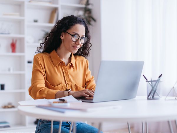 Frau sitzt am Rechner und informiert sich über Secure SASE Ecoplay Cisco