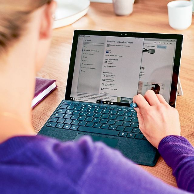 Im Vordergrund ist eine Frau mit Laptop, oben links der Schriftzug ‚Security Cave‘.“