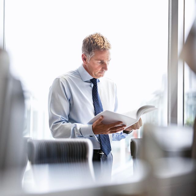 Mann liest im Büro etwas über Secure SASE