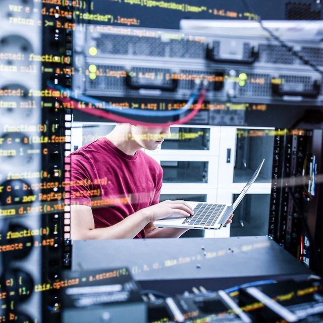 Person im Rechenzentrum arbeitet mit einem Laptop zwischen Serverschränken, überlagert von Programmcode auf dem Bildschirm.