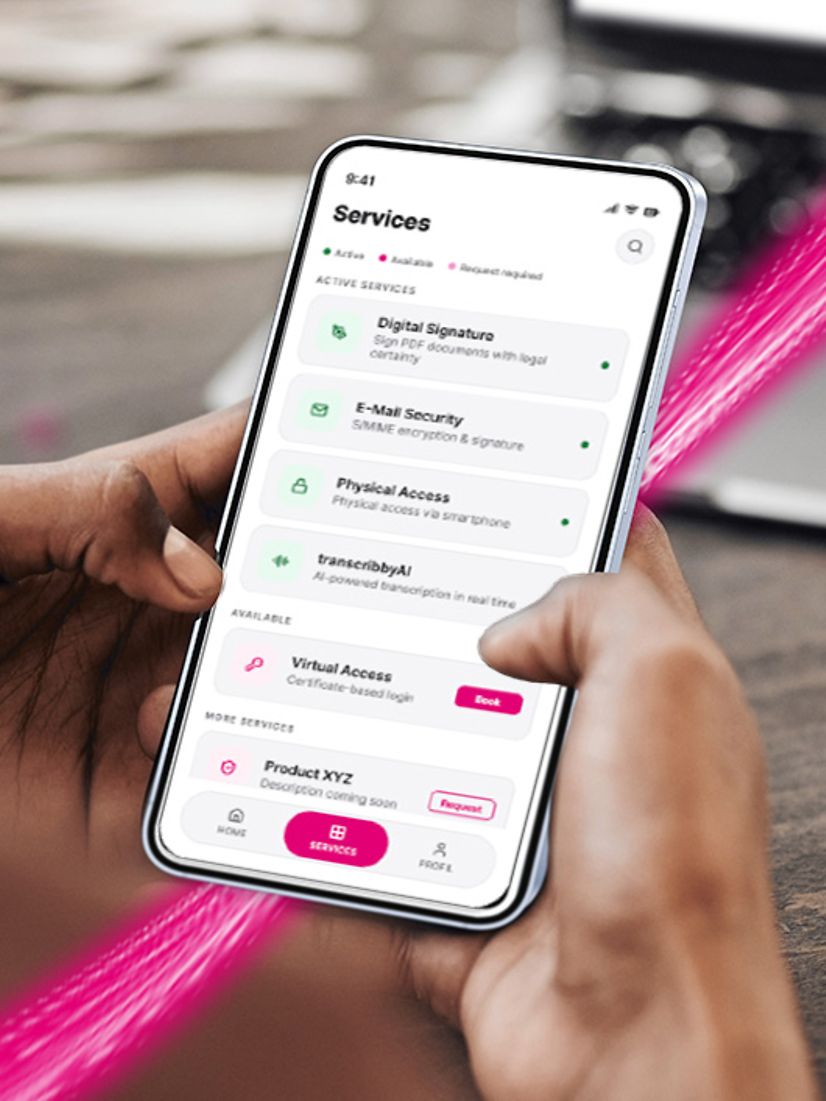 zwei Haende halten ein Mobiltelefon mit magenta-schwarzer Security-App zur Identifikation auf dem Bildschrim