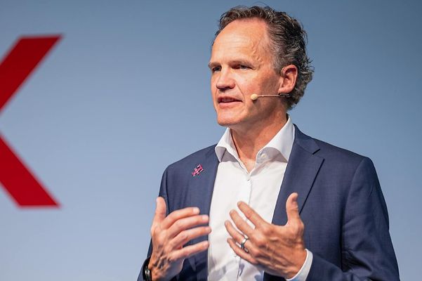 Lars-Neumann hält einen Vortrag über T Cloud