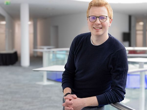 Portrait von Dr. Niklas Horstmann in einem hellen Foyer