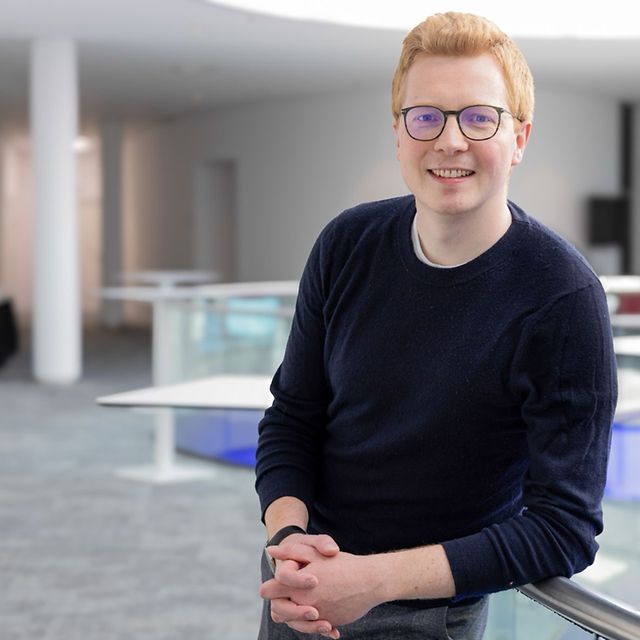 Portrait von Dr. Niklas Horstmann in einem hellen Foyer