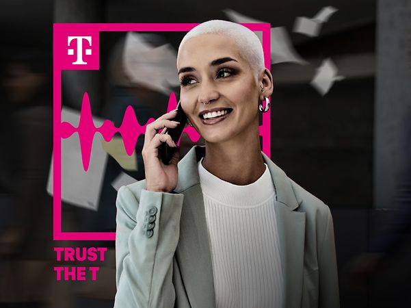Frau telefonierend vor schwarz-grauem Hintergrund mit Trust-the-T-Logo