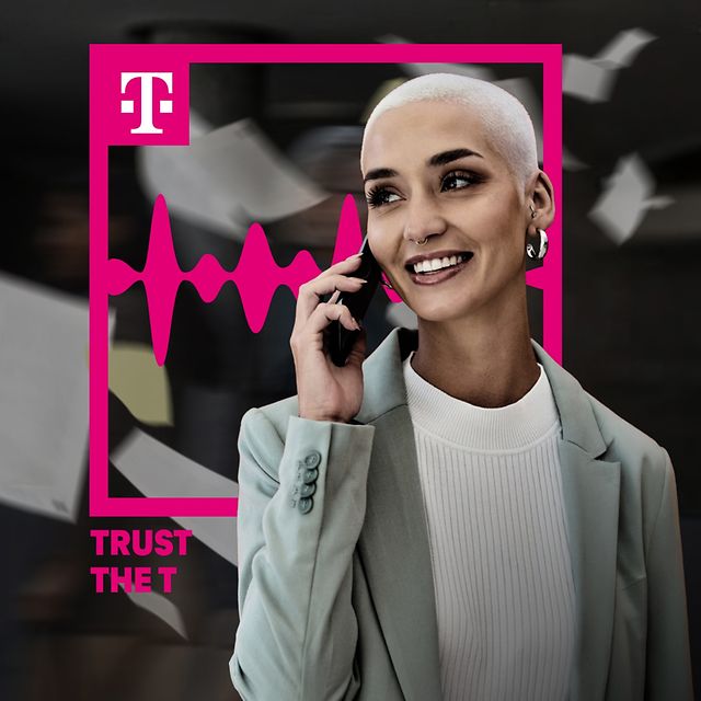 Frau telefonierend vor schwarz-grauem Hintergrund mit Trust-the-T-Logo