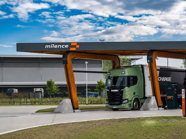 Milence LKW Lade-Station mit gruen schwarzem LKW unterm Dach