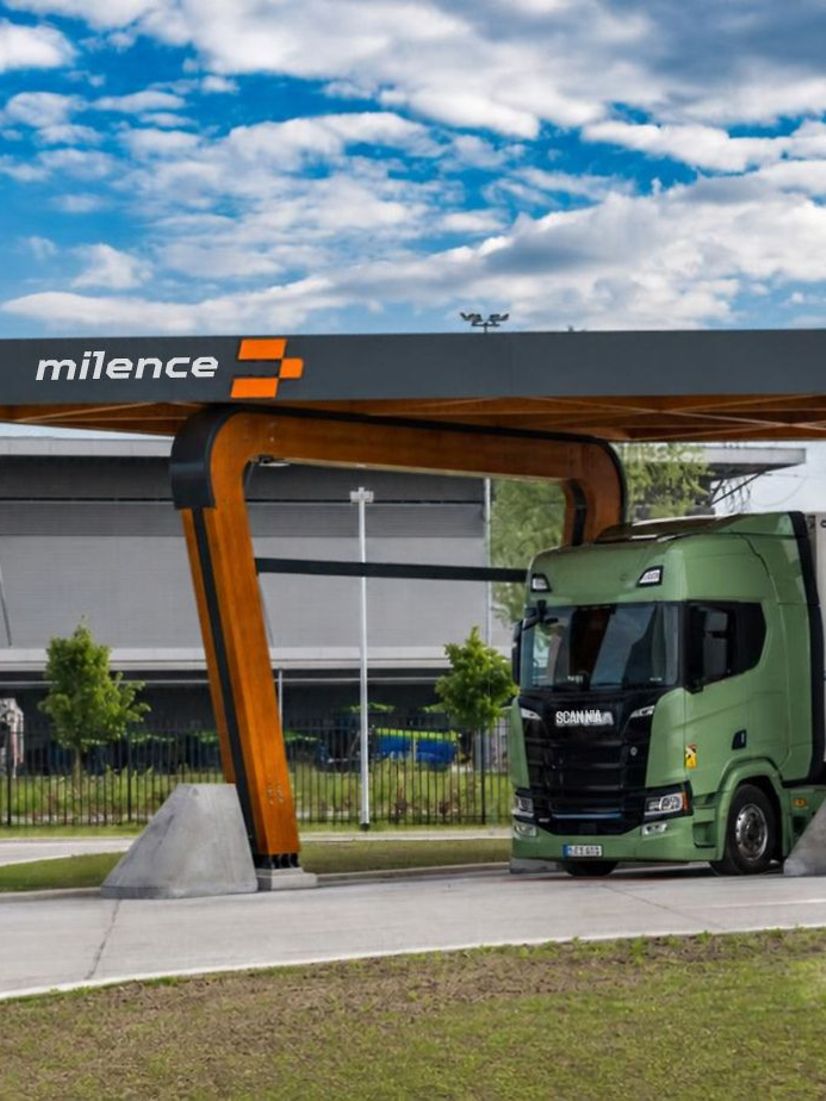 Milence LKW Lade-Station mit gruen schwarzem LKW unterm Dach