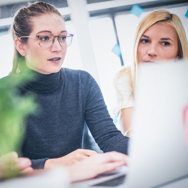 Geschäftsleute, die in modernen Büroräumen arbeiten