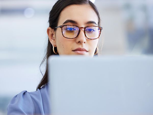 Eine Frau informiert sich über das Mobile Business Monitoring.