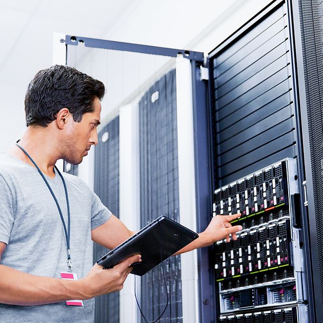 Ein Techniker arbeitet an einem Serverschrank für Azure ExpressRoute