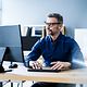 Mann mit Brille signiert mit DocuSign ein Dokument an seinem Laptop