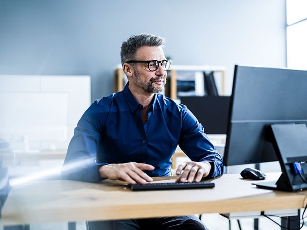 Geschäftsmann mit Business Computer in Office
