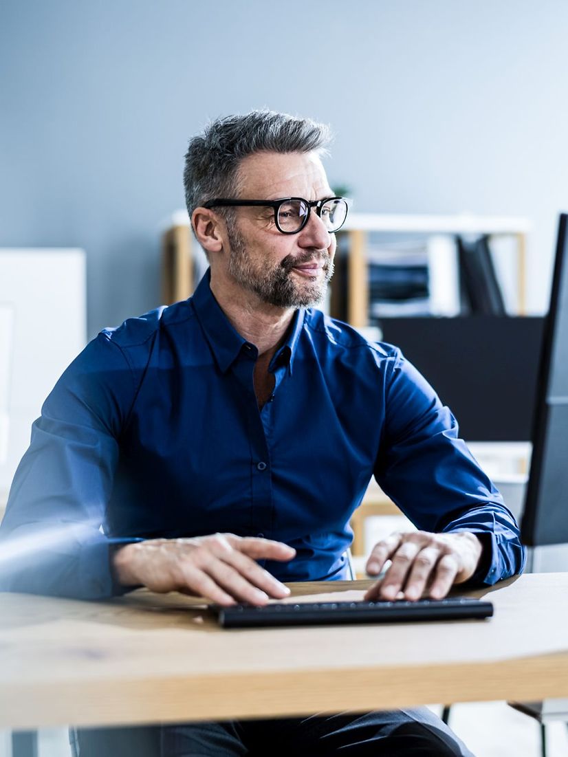 Geschäftsmann mit Business Computer in Office