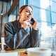 Eine junge Frau telefoniert über ihr Smartphone