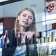 Zwei Geschäftsleute vor futuristischem Display analysieren Daten