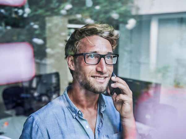 Ein junger Geschäftsmann telefoniert über Zoom X Phone