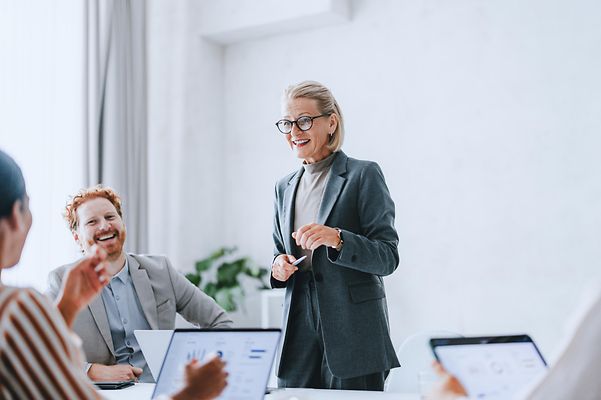 Eine Kollegin präsentiert Ergebnisse über Zoom X Whiteboards