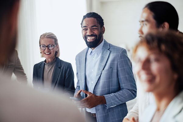 Eine Gruppe lächelnde Menschen beim Copilot Studio Workshop.