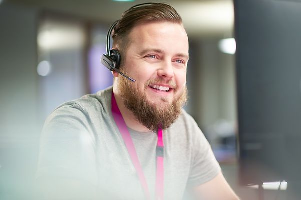 Mann mit Headset nutzt Voice LAN.