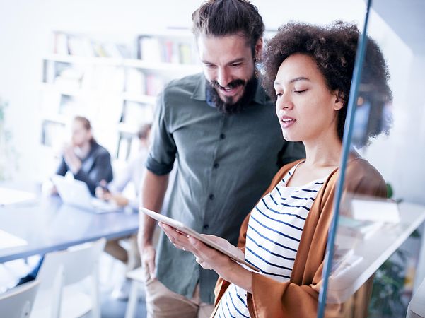 Programmierer brainstormen im IT-Unternehmen zu Business Partnerschaften