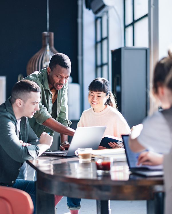 Vielfältiges Team, das in einem modernen Co-Working-Space zusammenarbeitet