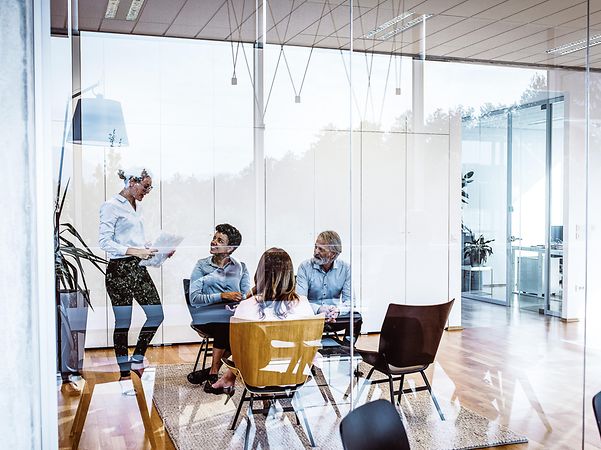 Geschäftsleute während eines Meetings in einem Büro