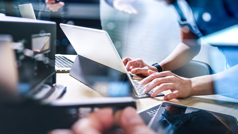 Ein aufgeklappter Laptop an dem Infromationen über die Analystenbewertungen der Managed IT-Services der Telekom gelesen werden