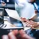 Ein aufgeklappter Laptop an dem Infromationen über die Analystenbewertungen der Managed IT-Services der Telekom gelesen werden
