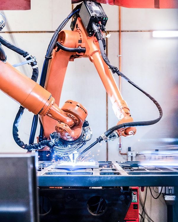 Ein Roboterarm wird durch kuenstliche Intelligenz gesteuert.