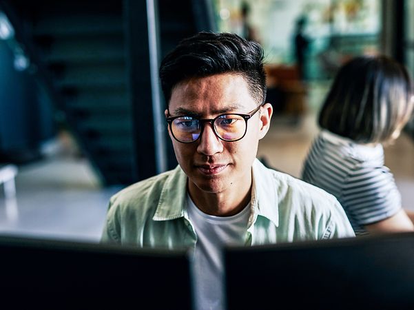 IT-Mitarbeiter steuert die Endgeräte mit UEM.