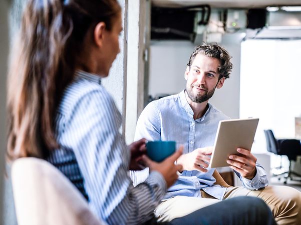 Porträt von Geschäftskollegen, die zusammen im Büro arbeiten.
