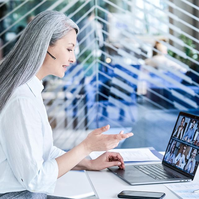 Geschäftsfrau während einer Videotelefonie über CompanyFlex im Büro