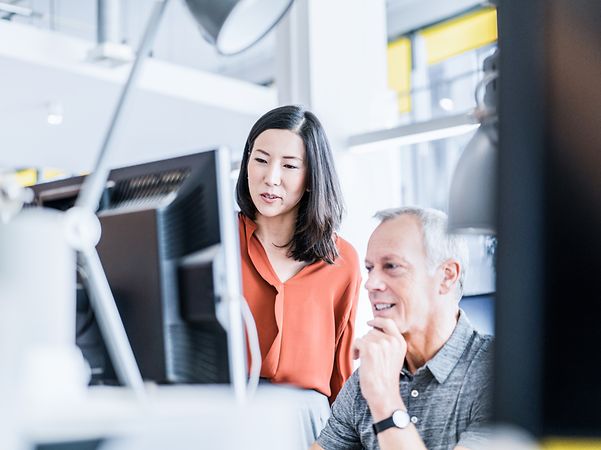 Zwei ITler informieren sich über UEM Managed Service für ihr Unternehmen.
