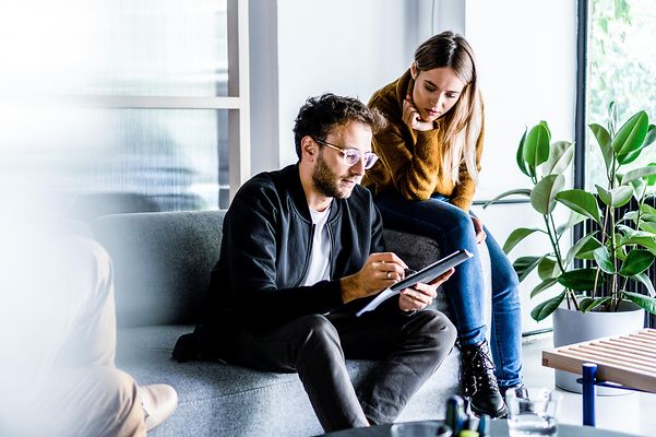 Kreatives Team arbeitet im Büro