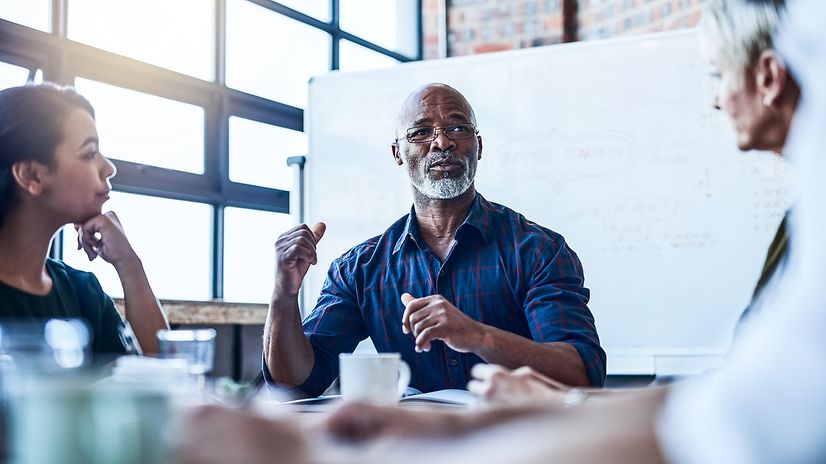 Personen am Tisch diskutieren über den Digitalisierungszuschuss