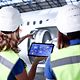 Flughafen-Personal nutzt ein Tablet, was über 5G Campus-Netze vernetzt ist