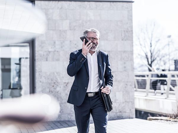 Ein Mann ist draußen am telefonieren.