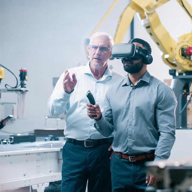 Erfolgsgeschichte: Zwei Männer testen VR-Anwendung in der Industrieproduktion
