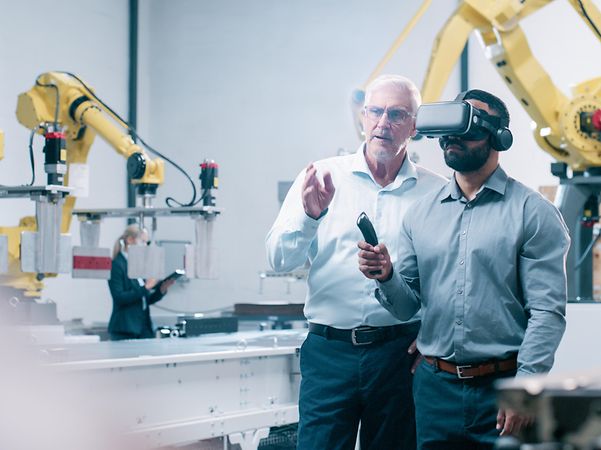 Erfolgsgeschichte: Zwei Männer testen VR-Anwendung in der Industrieproduktion