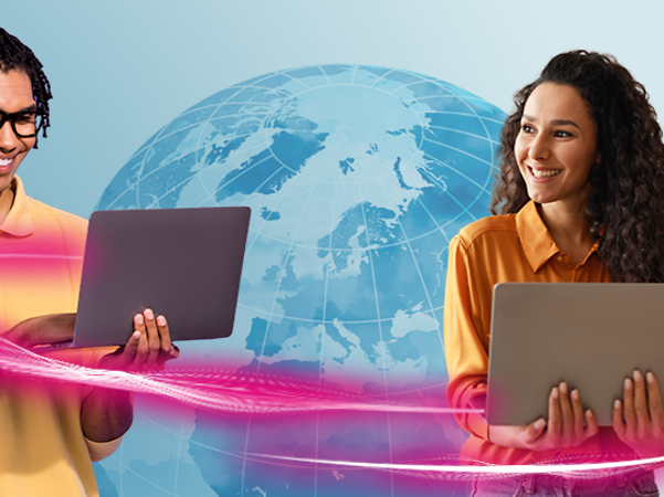 Frau und Mann am Laptop vor Weltkugen mit magenta Swirl